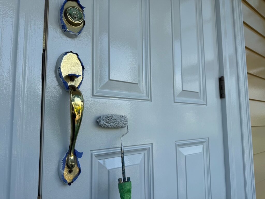 玄関ドア：上塗り<br />
（計3回塗り、完了）